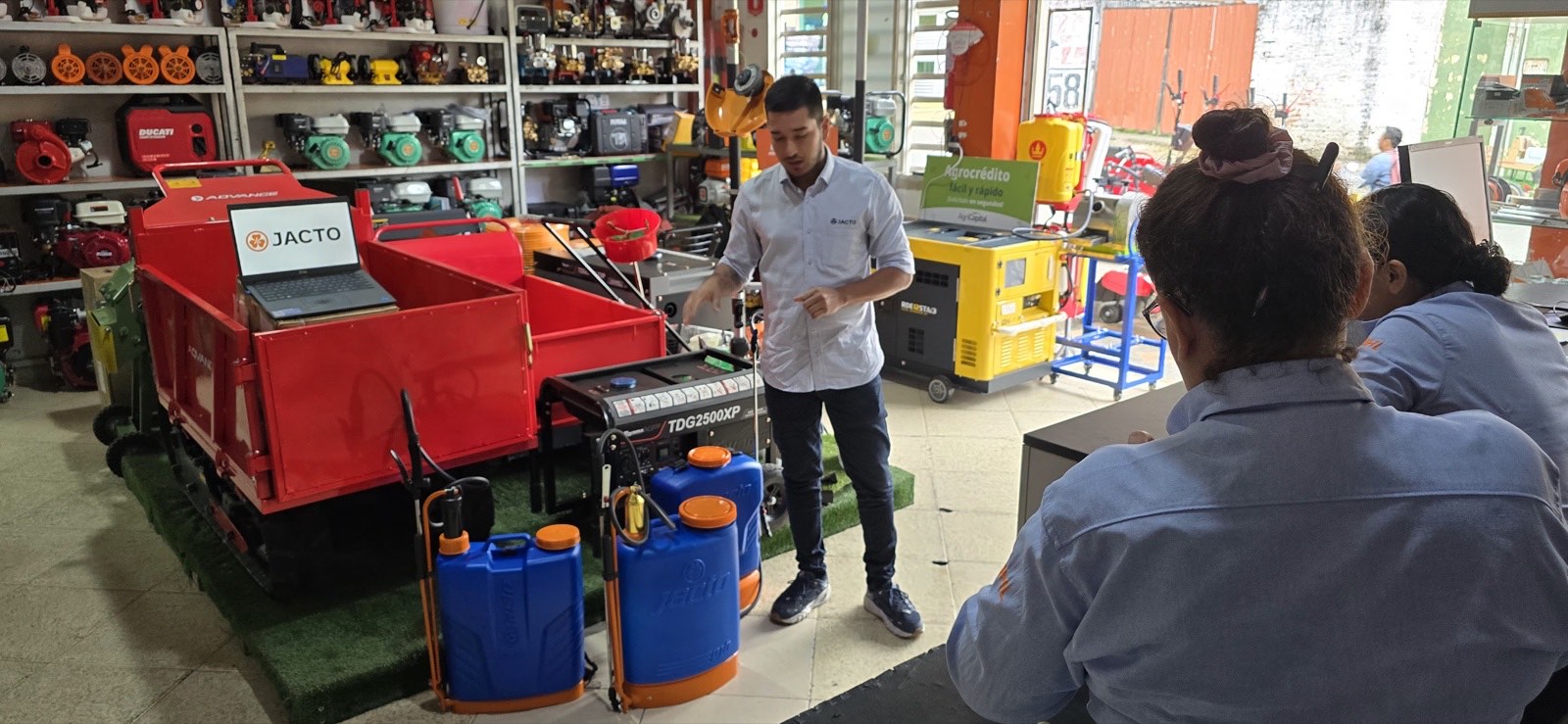 Asesor de CASEGA atendiendo a un cliente en el punto físico de Garzón