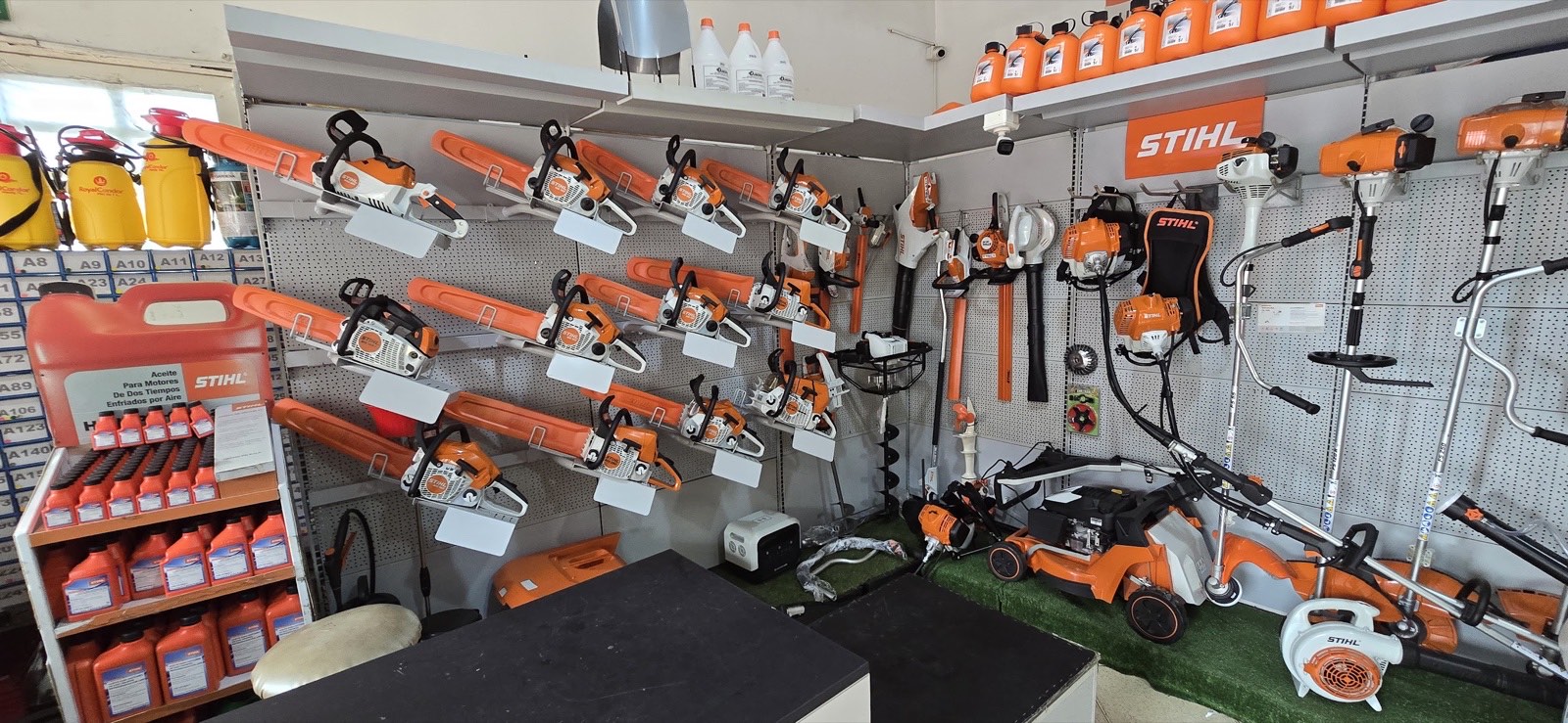 Muro de motosierras, guadañas y repuestos STIHL originales en el punto de CASEGA