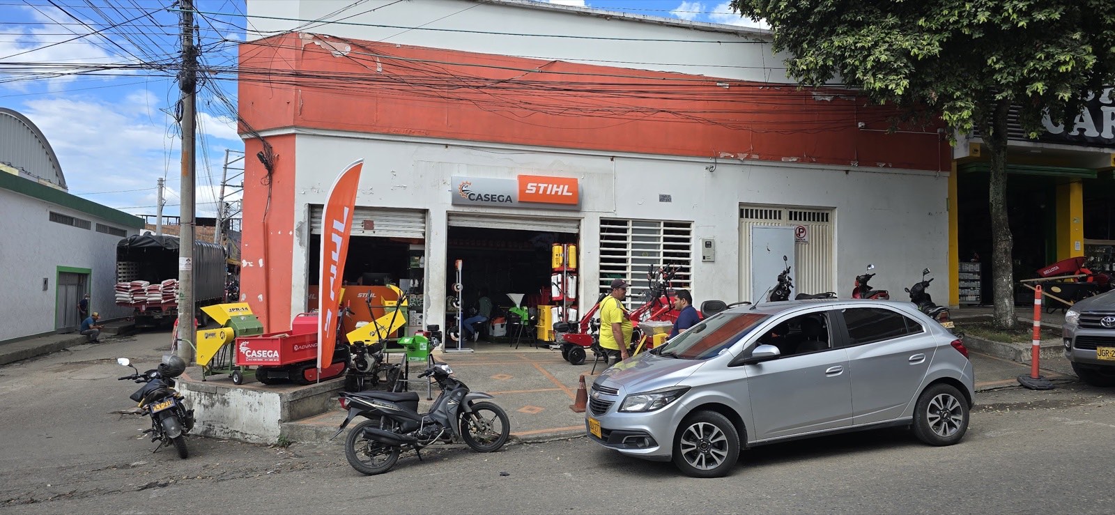 Fachada del punto físico de CASEGA con el rótulo STIHL en Garzón, Huila
